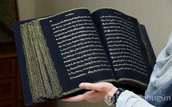 Kur'an-ı Kerim'i ipek sayfalara yazdı