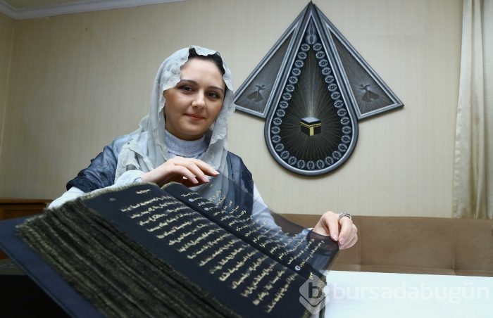 Kur'an-ı Kerim'i ipek sayfalara yazdı