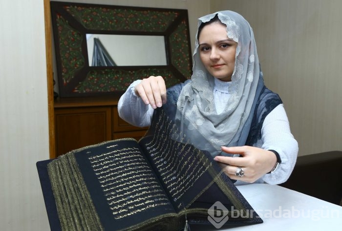Kur'an-ı Kerim'i ipek sayfalara yazdı