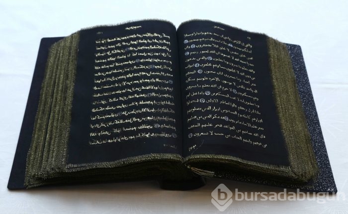 Kur'an-ı Kerim'i ipek sayfalara yazdı