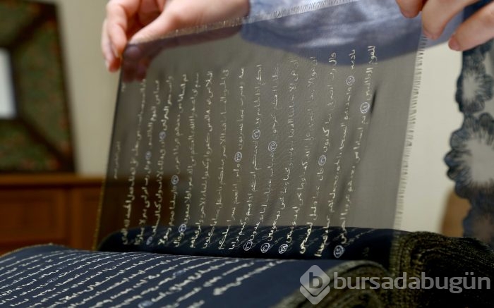 Kur'an-ı Kerim'i ipek sayfalara yazdı