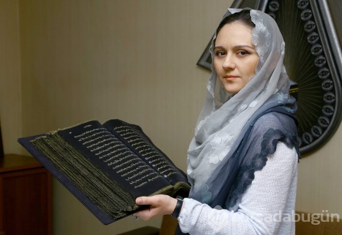 Kur'an-ı Kerim'i ipek sayfalara yazdı