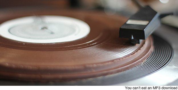 Çikolata yerken müzik dinleyenler...