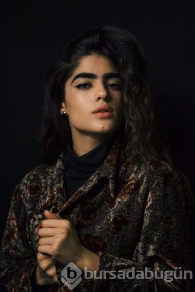 Genç modelin kaşlarına büyük ilgi