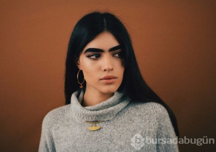 Genç modelin kaşlarına büyük ilgi