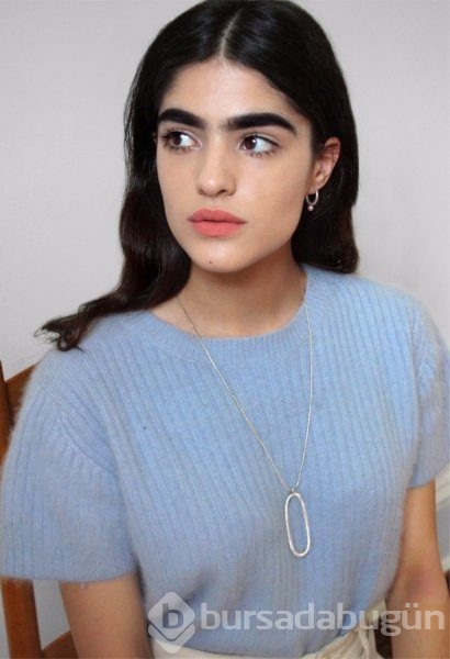Genç modelin kaşlarına büyük ilgi