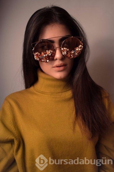 Genç modelin kaşlarına büyük ilgi