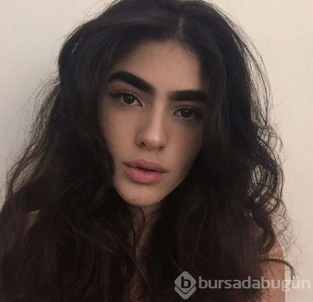 Genç modelin kaşlarına büyük ilgi