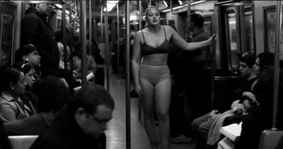 Iskra Lawrence, metroda soyundu