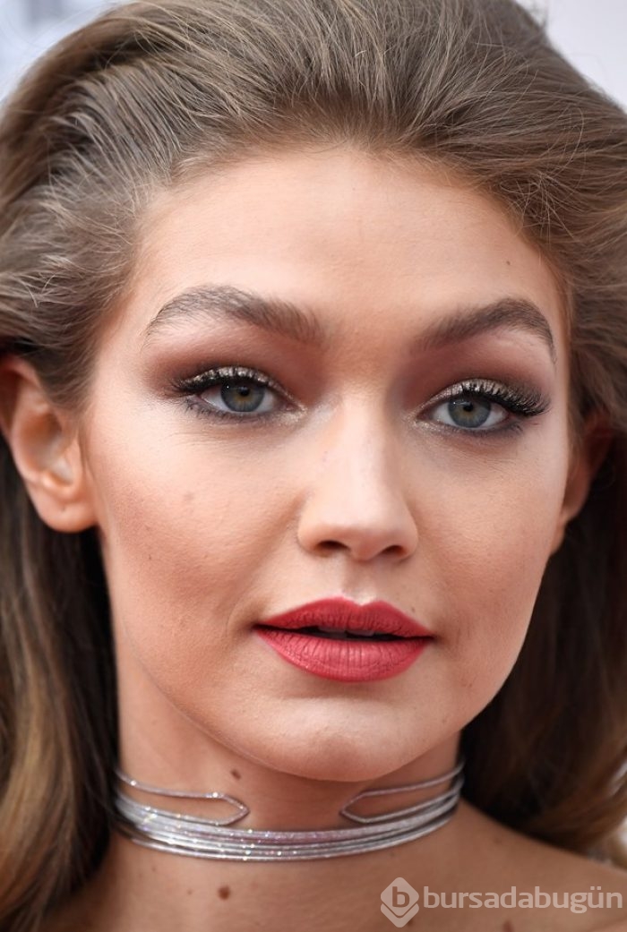 Gigi Hadid, Melania Trump taklidi için özür diledi