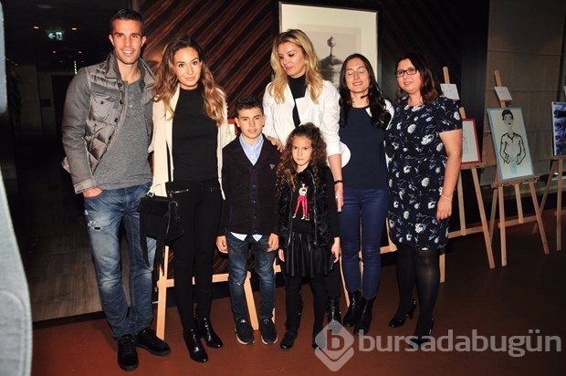 Robin van Persie 'Suriyeli Çocuklar' sergisinde