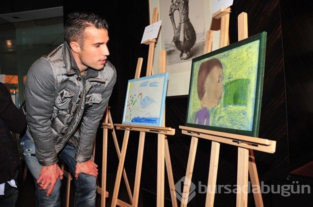 Robin van Persie 'Suriyeli Çocuklar' sergisinde