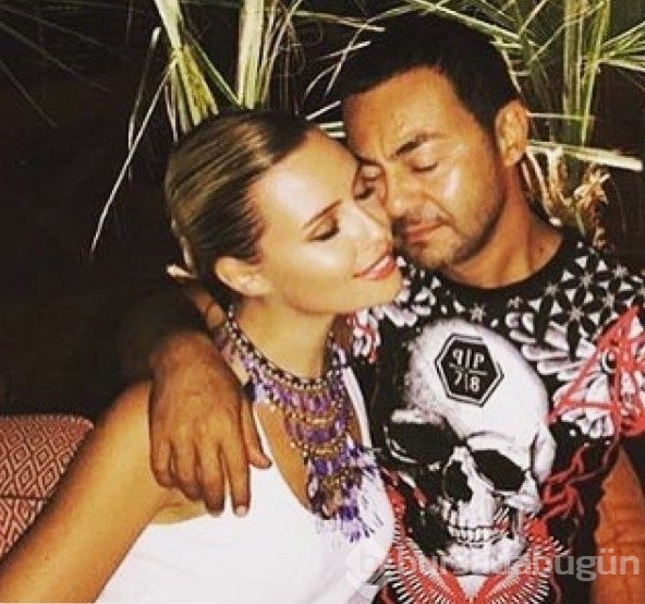 Serdar Ortaç çok kızacak eşinden yatakta olay poz