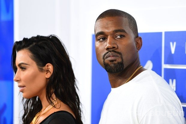 Kim Kardashian annesinin evine taşındı