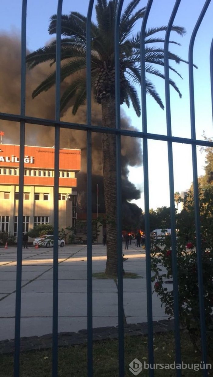 Adana Valiliği önünde patlama! Olay yerinden fotoğraflar
