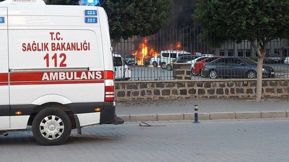 Adana Valiliği önünde patlama! Olay yerinden fotoğraflar