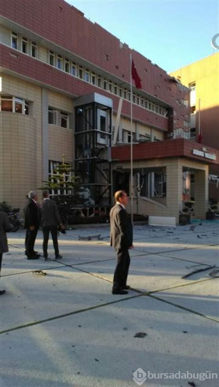 Adana Valiliği önünde patlama! Olay yerinden fotoğraflar