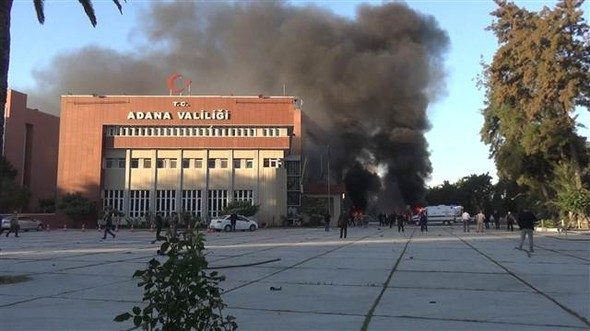 Adana Valiliği önünde patlama! Olay yerinden fotoğraflar