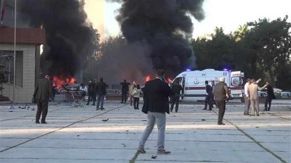 Adana Valiliği önünde patlama! Olay yerinden fotoğraflar