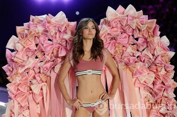 Victoria's Secret melekleri Paris'te