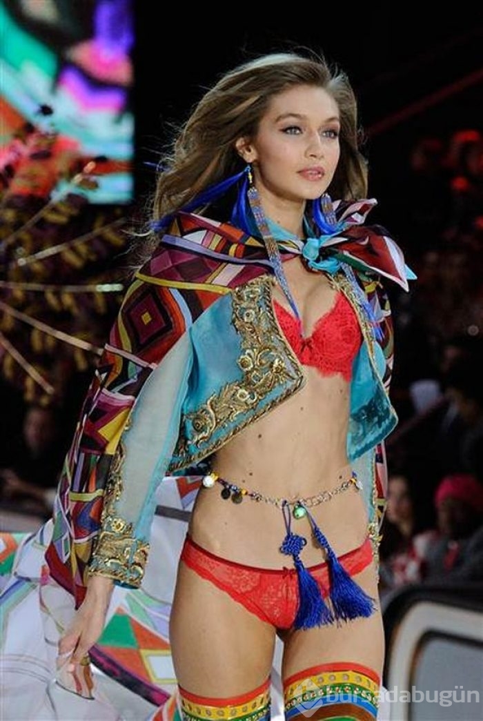 Victoria's Secret melekleri Paris'te