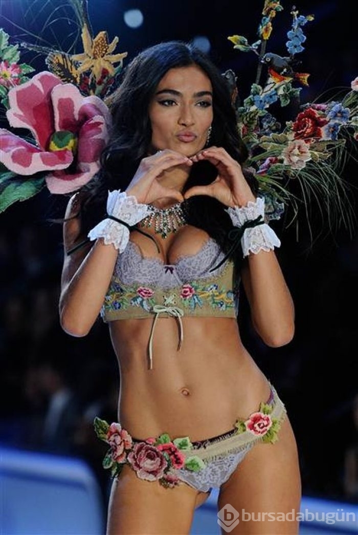 Victoria's Secret melekleri Paris'te