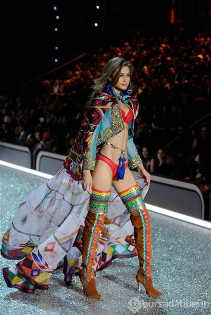 Victoria's Secret melekleri Paris'te