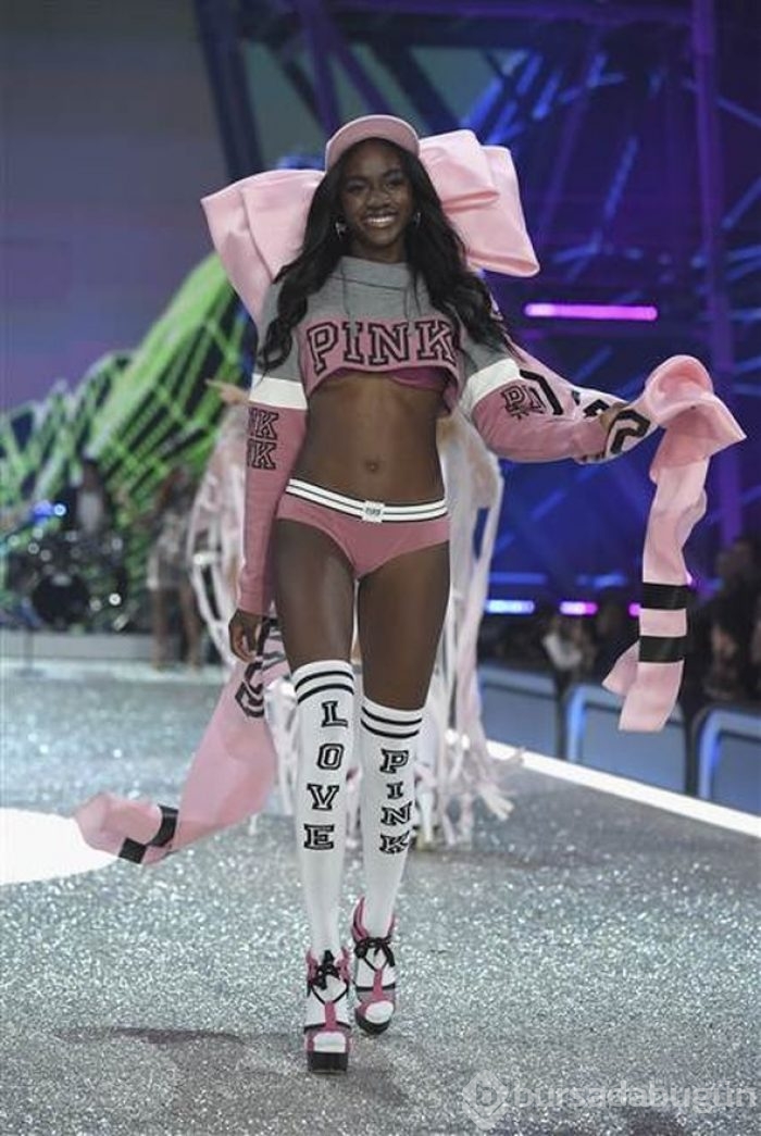 Victoria's Secret melekleri Paris'te