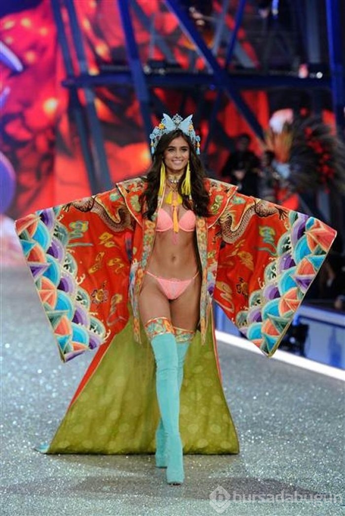Victoria's Secret melekleri Paris'te