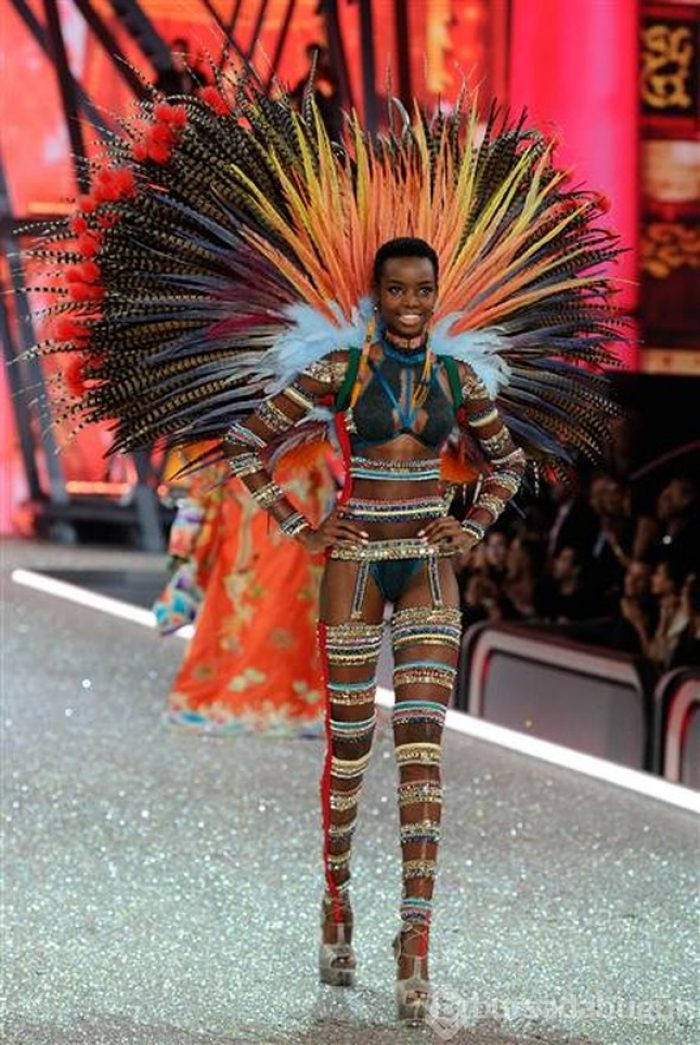 Victoria's Secret melekleri Paris'te