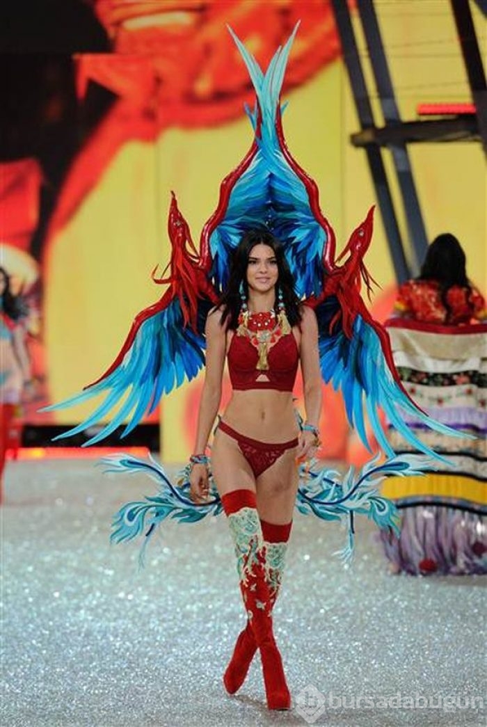 Victoria's Secret melekleri Paris'te