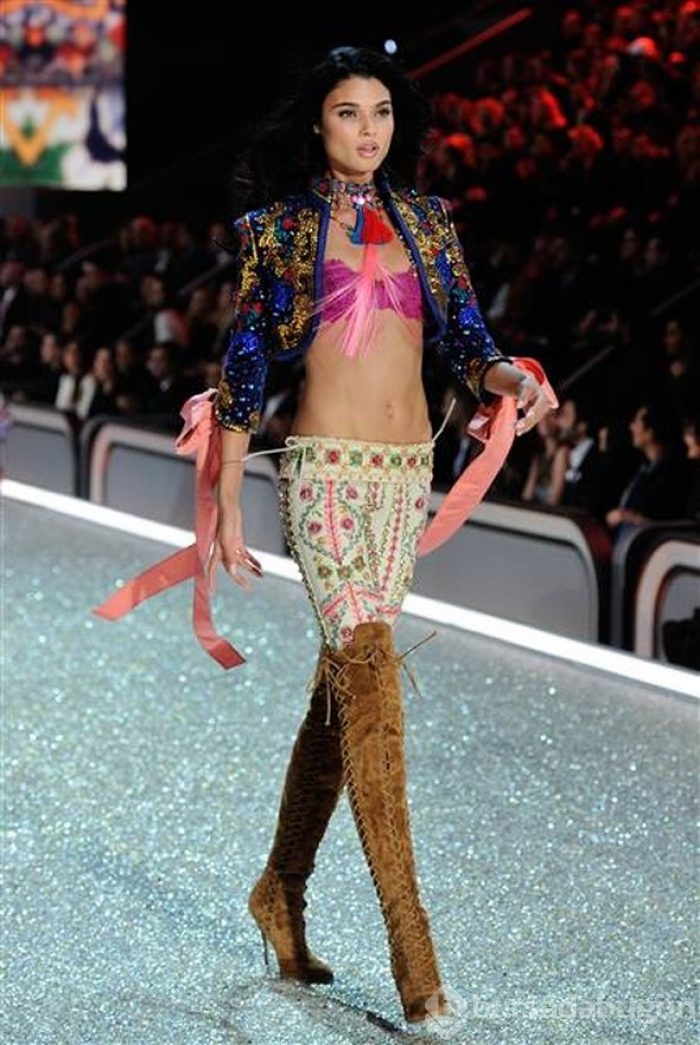 Victoria's Secret melekleri Paris'te