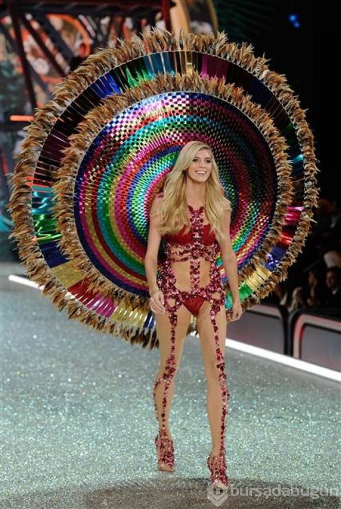 Victoria's Secret melekleri Paris'te