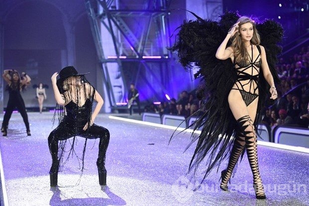 Lady Gaga'nın çapkası servet değerinde çıktı
