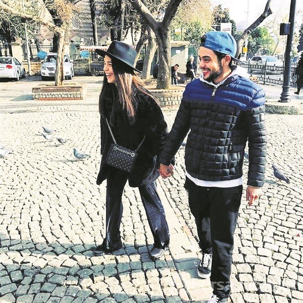 Rüzgar Erkoçlar sevgilisiyle el ele