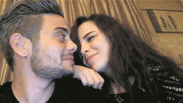 Rüzgar Erkoçlar sevgilisiyle el ele