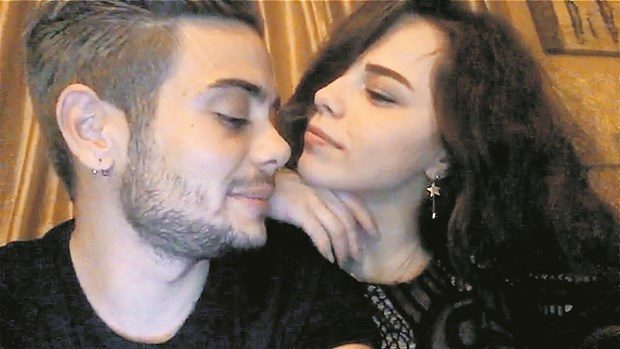 Rüzgar Erkoçlar sevgilisiyle el ele