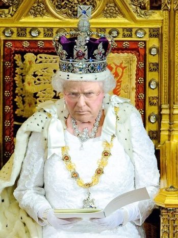 Donald Trump İngiltere Kraliçesi Elizabeth'e dönüştü