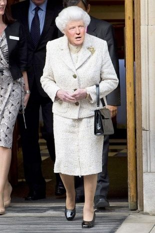 Donald Trump İngiltere Kraliçesi Elizabeth'e dönüştü
