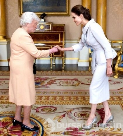 Donald Trump İngiltere Kraliçesi Elizabeth'e dönüştü