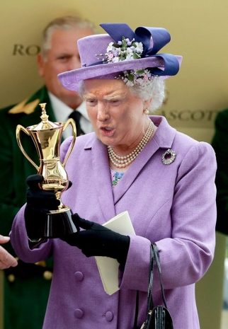 Donald Trump İngiltere Kraliçesi Elizabeth'e dönüştü