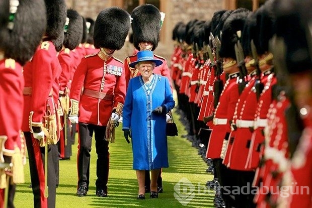 Donald Trump İngiltere Kraliçesi Elizabeth'e dönüştü