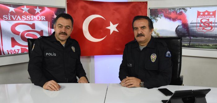 Spor programını polis üniformalarıyla sundular