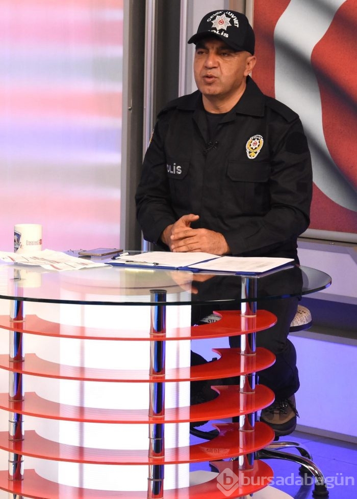 Spor programını polis üniformalarıyla sundular