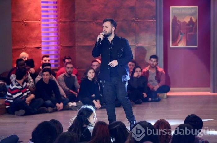 Stüdyoya girer girmez bombayı patlattı!