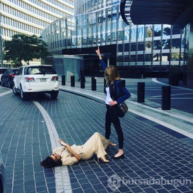Eva Longoria fotoğraf uğruna yerlerde süründü