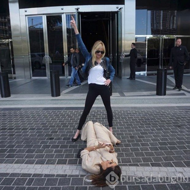 Eva Longoria fotoğraf uğruna yerlerde süründü