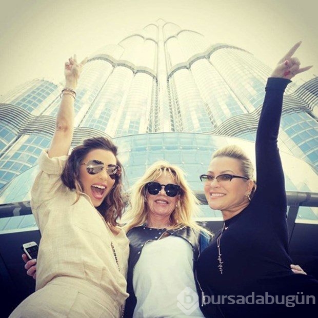 Eva Longoria fotoğraf uğruna yerlerde süründü