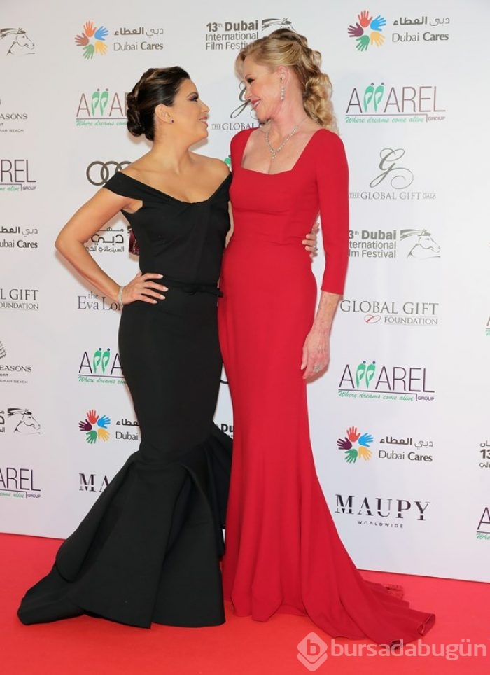 Eva Longoria fotoğraf uğruna yerlerde süründü