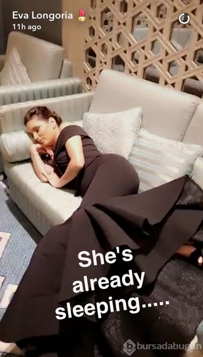Eva Longoria fotoğraf uğruna yerlerde süründü